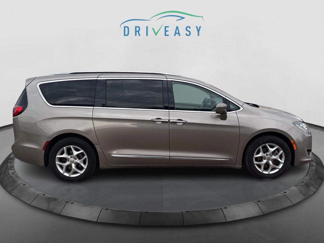 2018 Chrysler Pacifica Touring Plus photo 2