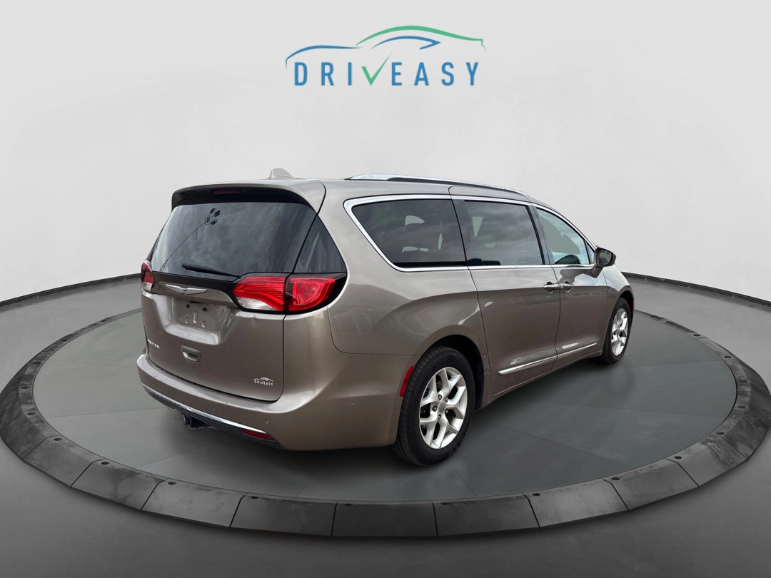 2018 Chrysler Pacifica Touring Plus photo 3