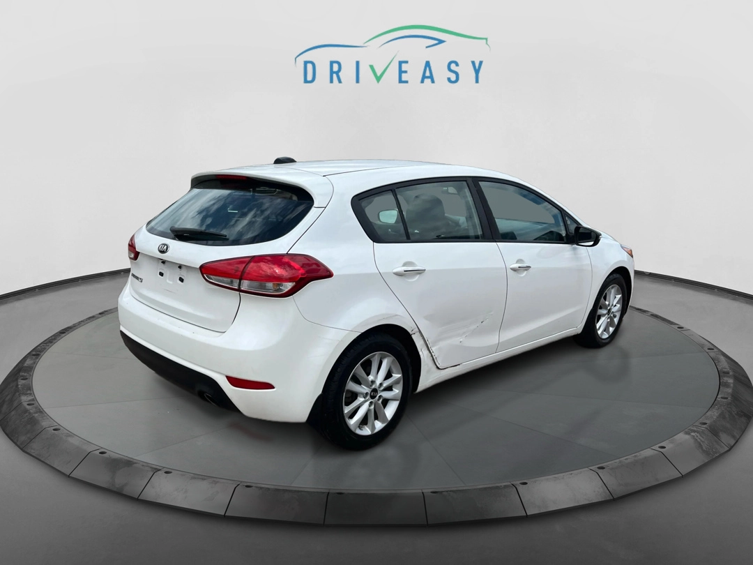 2017 Kia Forte 5-Door LX photo 4