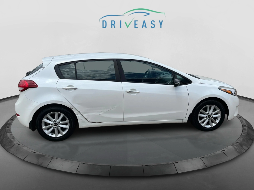 2017 Kia Forte 5-Door LX photo 3